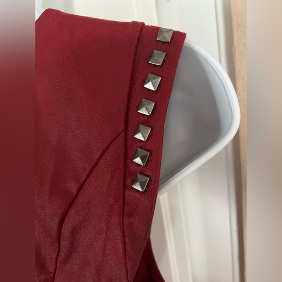 GUESS BLOOD RED peplum suede Silver studs blouse top sexy - Picture 3 of 4